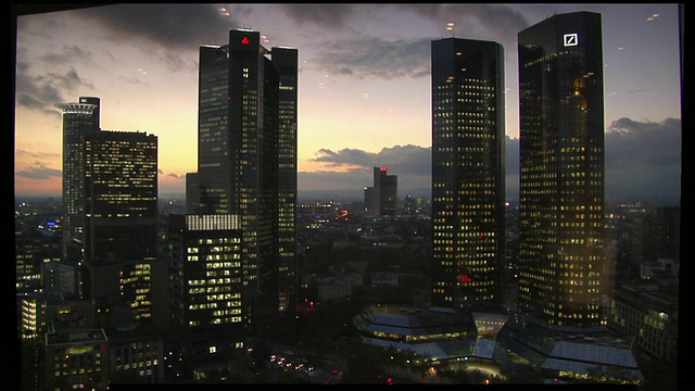 德国法兰克福，德意志银行双子塔在黄昏时被照亮视频下载