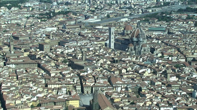 鸟瞰图，佛罗伦萨，阿尔诺河和大教堂的圣玛丽亚德尔菲奥里，托斯卡纳，意大利视频素材