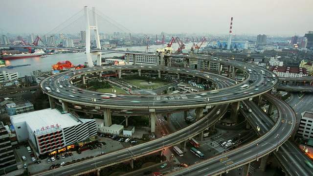 时间流逝高角度广角拍摄南浦大桥的螺旋交通/白天到晚上/上海视频素材