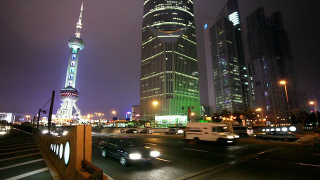 时间流逝低角度广角拍摄的交通经过东方明珠电视塔的夜晚/浦东/上海视频素材