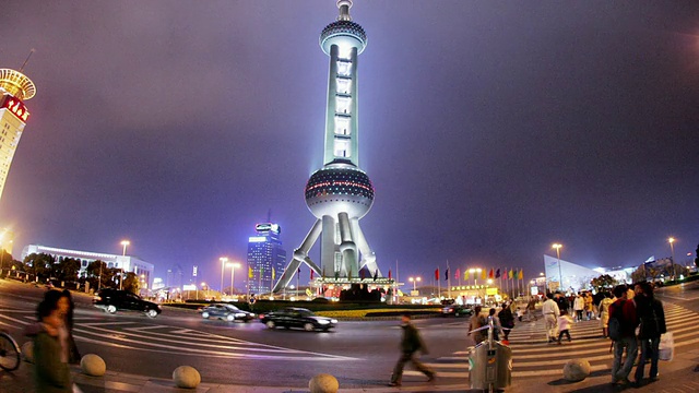 上海东方明珠电视塔下的回旋处视频素材