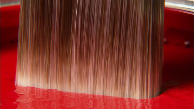 特写罐红色油漆/油漆刷蘸油漆视频素材