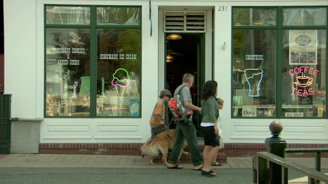 WS，一家有两个儿子(8-9,10-11)和一只狗路过一家冰淇淋店，普罗文斯敦，马萨诸塞州，美国视频素材