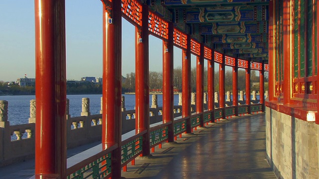 中国北京，北海公园，湖畔亭的廊柱视频下载