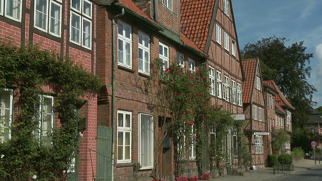 MS, TD，德国石勒苏益格荷尔斯泰因老城的一排房子视频下载