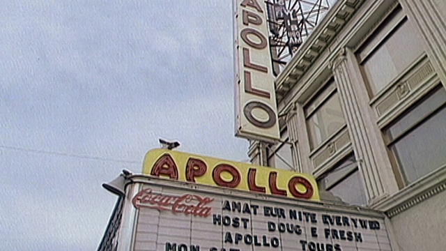 1995年，纽约哈莱姆阿波罗剧院标识和帐篷外的低角度中景拍摄视频下载