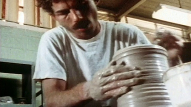 1969年，低角度中拍陶工在陶轮/音频上制作花瓶视频素材