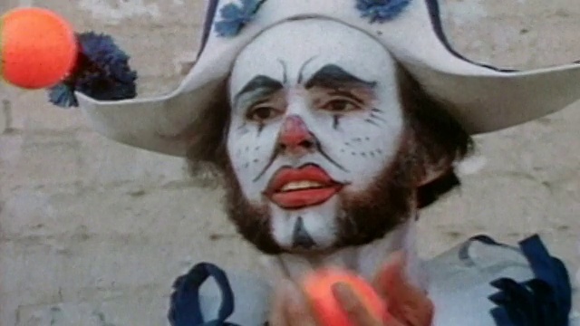 1969年近距离小丑杂耍橙色球/音频视频素材