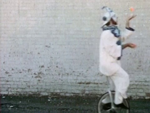 1969年中镜头小丑骑独轮车和杂耍/音频视频下载