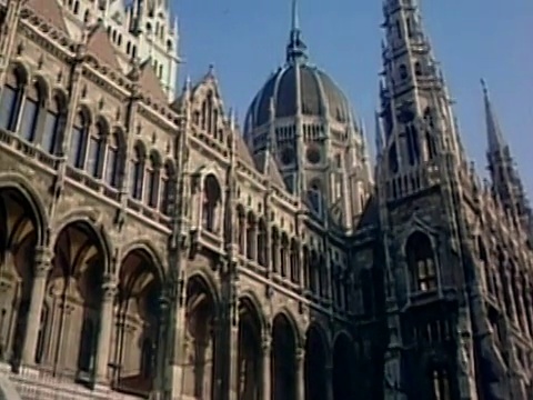 1994年多瑙河沿线宽镜头交通/低角度倾斜匈牙利议会大厦/布达佩斯/音频视频下载