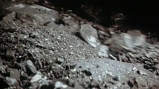 1994年，中砂锅矿工沿着输送带引导硫磺矿石/波兰视频素材