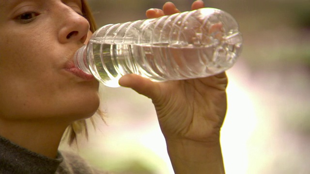 CU，选择性焦点，从瓶子里喝水的女人，腓尼基，纽约，美国视频下载