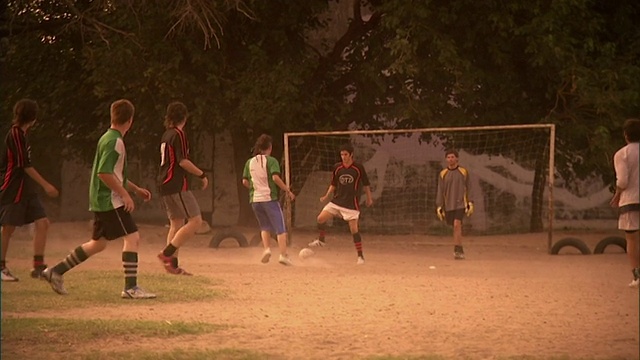 SLO MO, MS, PAN，足球运动员在场上争夺球，布宜诺斯艾利斯，阿根廷视频素材
