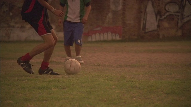 SLO MO, PAN, MS，男人在足球场上在日落，布宜诺斯艾利斯，阿根廷视频素材