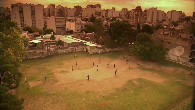 WS, HA，男人在城市足球场踢足球，布宜诺斯艾利斯，阿根廷视频素材