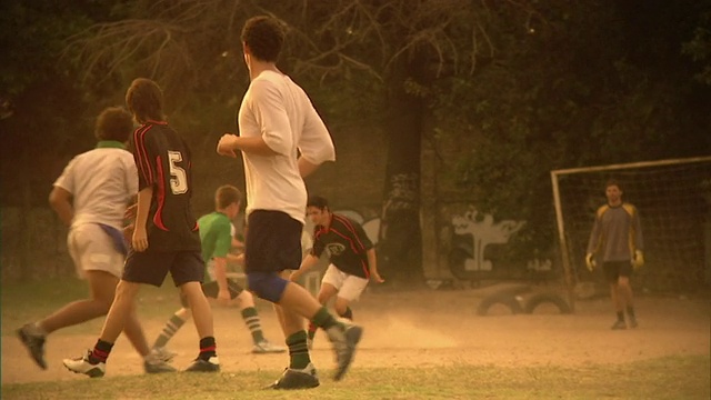 SLO MO, MS, PAN，男人在场上踢足球，布宜诺斯艾利斯，阿根廷视频素材