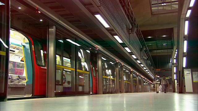 低角度广角拍摄乘客在金丝雀码头地铁站/伦敦地铁/伦敦下车视频下载