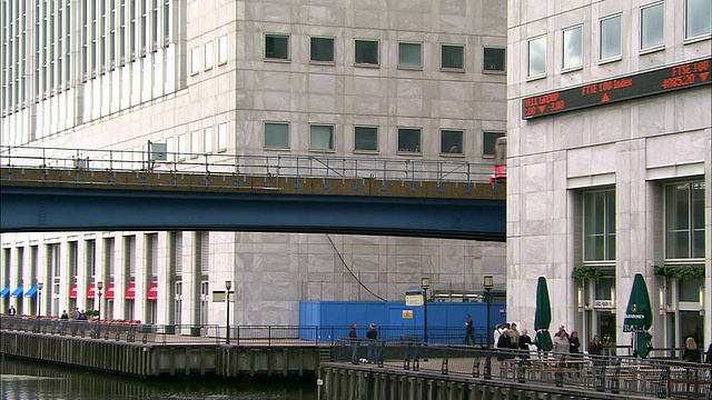 港区轻轨(DLR)火车过桥在金丝雀码头/通过股票行情/伦敦视频下载