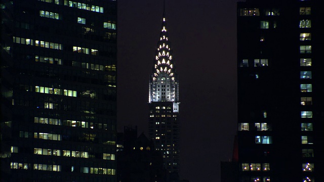 克莱斯勒大厦的上部在夜间照明/纽约市视频素材