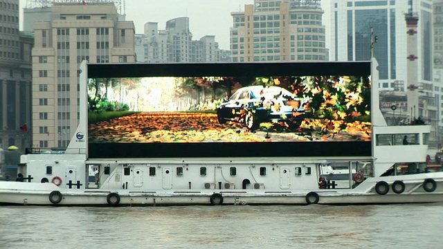 中国上海黄浦江上的大屏幕广告船视频下载