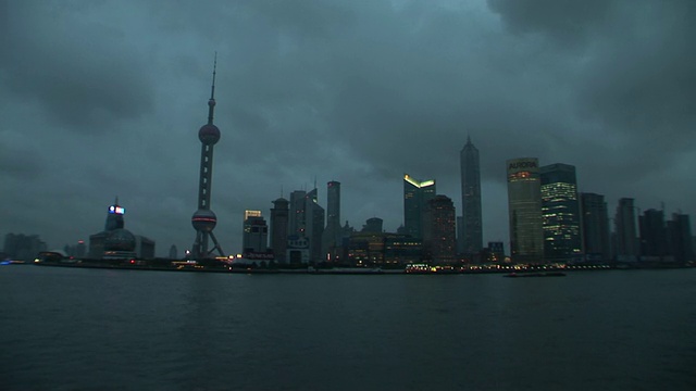 WS，浦东天际线在黄昏照亮黄浦江，上海，中国视频下载