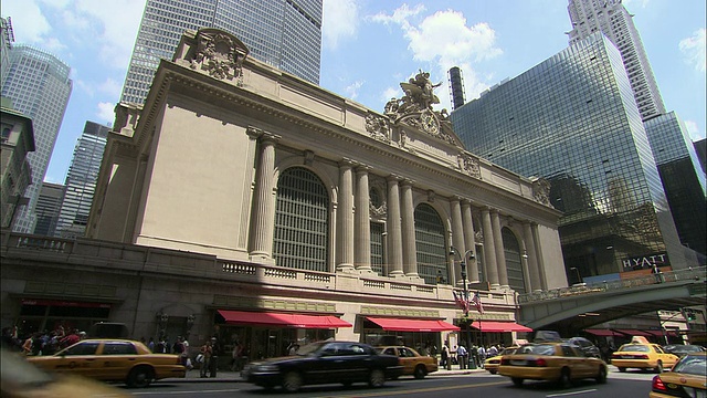 美国纽约，中央车站前的交通状况视频素材