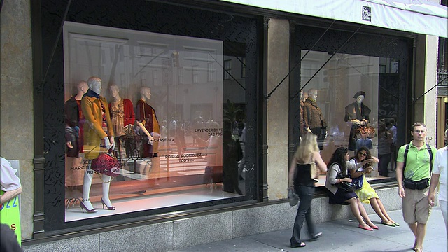 路过萨克斯第五大道精品百货店橱窗的行人，纽约，美国视频下载