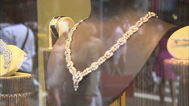 CU, R/F，钻石项链橱窗展示反映繁忙的街道，纽约，美国视频下载
