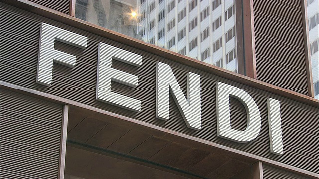 CU，芬迪在建筑外部签字，纽约市，美国视频素材