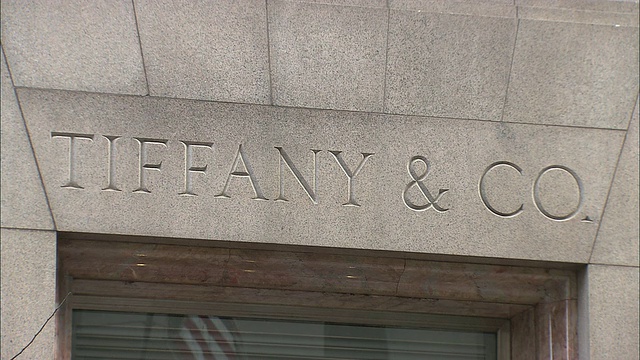 美国纽约市，第五大道上，CU, Tiffany & Co.在建筑外部签名视频素材