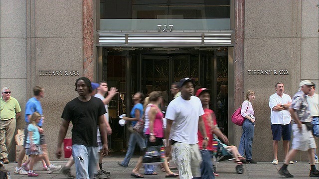 路过蒂芙尼的人，第五大道，纽约，美国视频素材