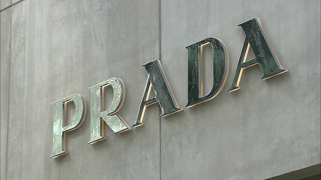 美国纽约，纽约，第五大道，建筑外的普拉达标识视频素材