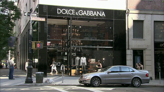 WS, Dolce & Gabbana商店，前景交通，麦迪逊大道，纽约市，美国，纽约视频下载