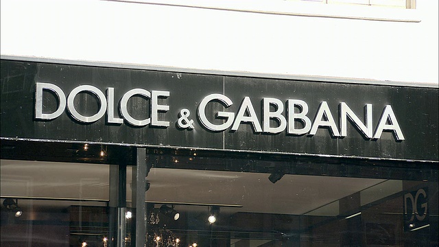 美国纽约，纽约，麦迪逊大道，CU, Dolce & Gabbana建筑外观上的标志视频下载