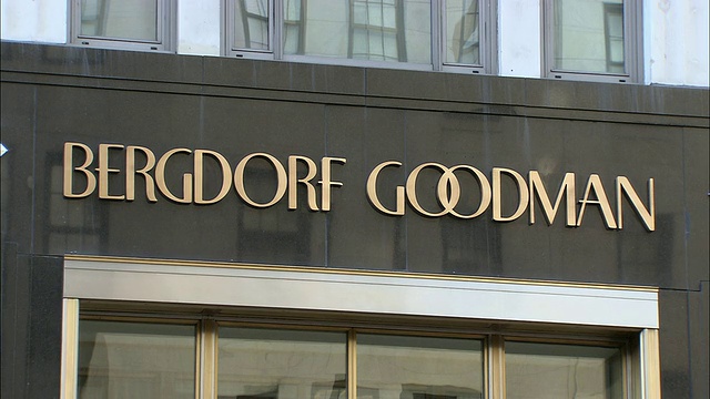 CU, Bergdorf Goodman建筑外部的标识，第五大道，纽约市，美国视频素材