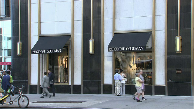 WS, PAN, Bergdorf Goodman商店街景，第五大道，纽约，美国视频素材