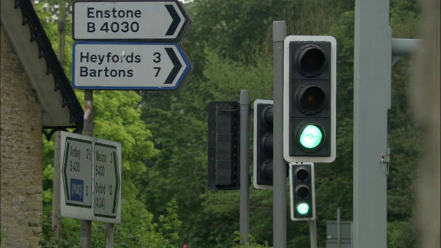 MS，交通灯和路标，英国视频素材