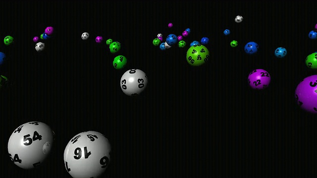 CGI, SLO MO，一组在黑色背景下滚动的彩票球视频下载