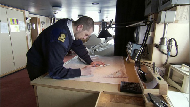 MS，破冰船军官在导航桥上，带着导航图，俄罗斯视频素材