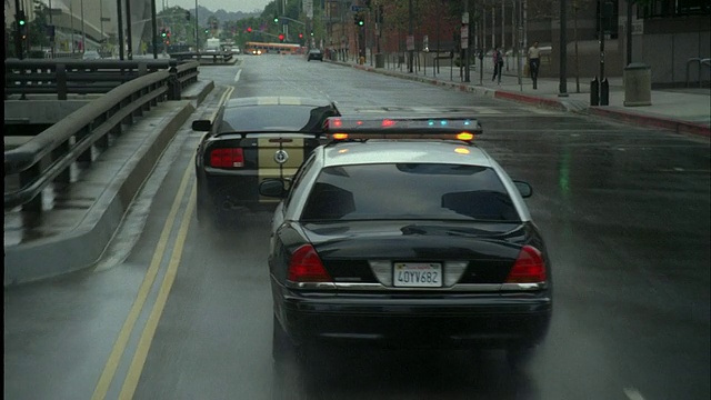 HA, POV，警车在城市街道上追赶车辆，洛杉矶，加利福尼亚，美国视频下载