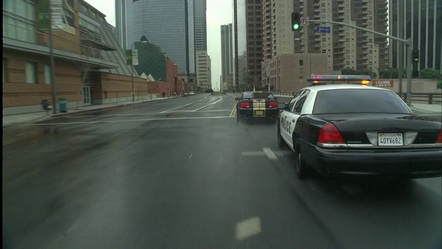 POV，警车在城市街道上追逐车辆，洛杉矶，加利福尼亚，美国视频下载