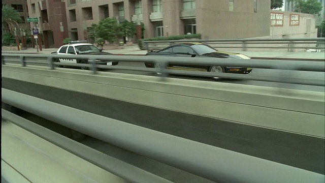 TS, ZI，警车在美国加州洛杉矶的城市街道上追车视频下载
