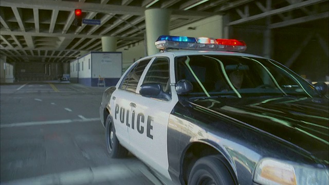 CU, POV，警车在隧道追逐车辆，洛杉矶，加州，美国，TS视频素材