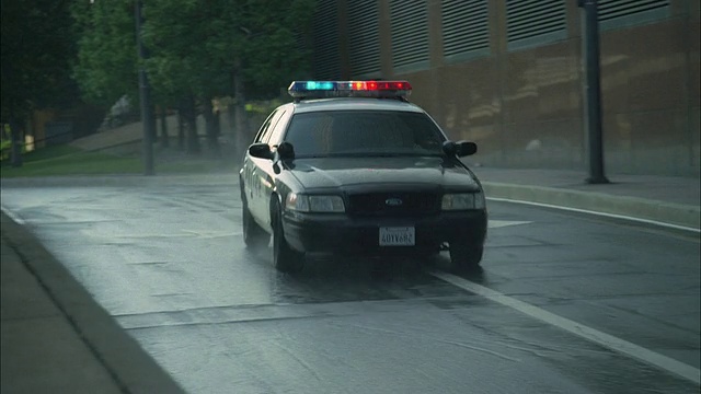 美国加州洛杉矶，警察追赶车辆进入隧道视频素材