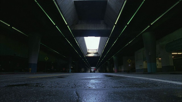 美国加州洛杉矶，一辆警车在隧道中追着一辆车视频素材