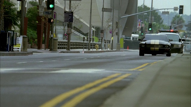 WS, CU，警车在街道上追逐车辆，洛杉矶，加利福尼亚，美国视频下载