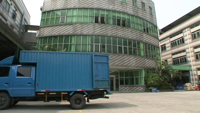 WS, PAN，蓝色卡车停在东莞工业大厦前，中国视频下载