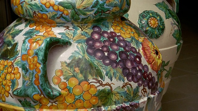 近距离倾斜的细节，白色和红色的葡萄设计的陶瓷水壶或花瓶/普拉亚诺，阿马尔菲海岸，意大利视频下载