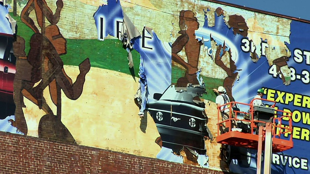 美国华盛顿州斯波坎市，两名工人正在拆除建筑物一侧的旧广告视频下载
