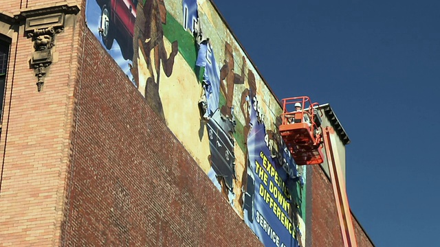 WS, LA，两名工人正在拆除建筑一侧的旧广告，斯波坎，华盛顿，美国视频下载